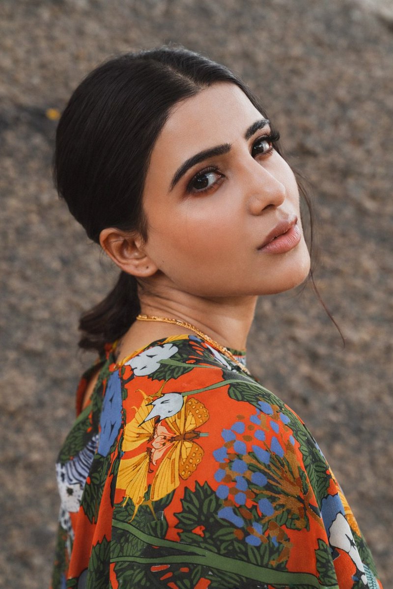 个人资料 / 头像 - 8K 人像，服装和配饰细节丰富